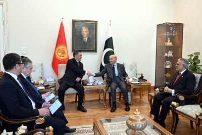 Президент Садыр Жапаров провел переговоры с премьер-министром Пакистана Шахбазом Шарифом