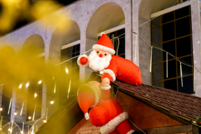 В Бишкеке началась подготовка к новогоднему оформлению площади Ала-Тоо