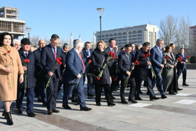 В столице КР прошла церемония возложения цветов с делегацией Межпарламентской Ассамблеи СНГ
