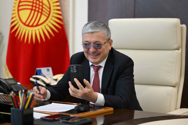 Адылбек Касымалиев поздравил Дениса Петрашова с завоеванием бронзовой медали на ЧМ по водным видам спорта в Сингапуре